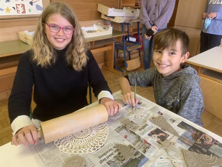 Schulkinder basteln und backen für den guten Zweck