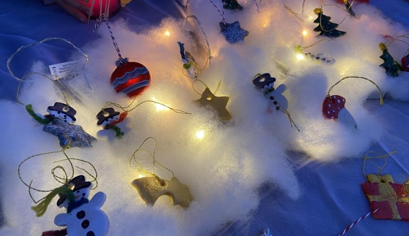 Weihnachtsschmuck und Kekse für Licht ins Dunkel