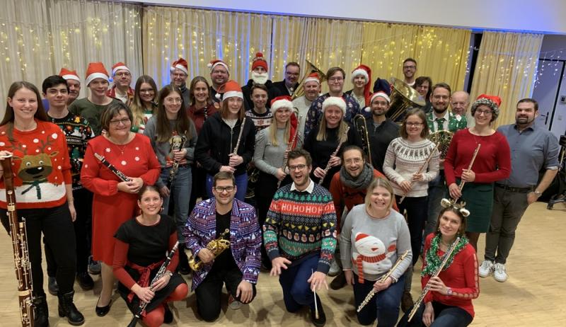 Weihnachtslied mit 150 Mitwirkenden & Charity-Punschstand